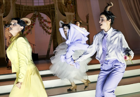 Iphigenie. Traurig und geil im Taurerland – Volksbühne Berlin – Lucia Bihler inszeniert mithilfe von Stefanie Sargnagel eine kräuterschnapsbittere Seelensuche