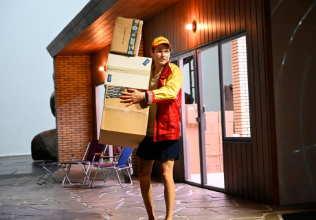 ja nichts ist ok – Volksbühne Berlin – René Pollesch und Fabian Hinrichs erzählen im Gehäuse einer Boulevardkomödie vom Leiden am Menschen