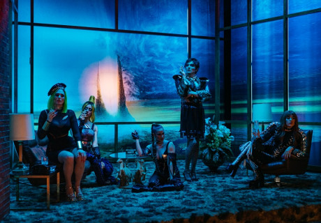 keeping up with the penthesileas – Theater Neumarkt Zürich – Mateja Meded und Thomas Köck landen in ihrer Amazonen-Überschreibung bei den Kardashians 