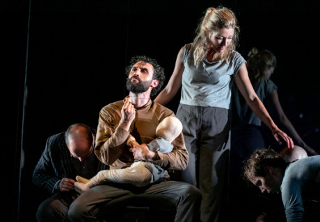 Michael Kohlhaas – Schaubühne Berlin – Simon McBurney und Annabel Arden verwandeln Kleists entsetzlich mitreißende Novelle in Kopftheater de luxe