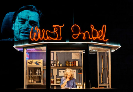 Lohn der Nacht – Bregenzer Festspiele/Theater Kosmos – Jana Vetten inszeniert Bernhard Studlars Stück über Abhängigkeitsverhältnisse leichthändig und hochmusikalisch