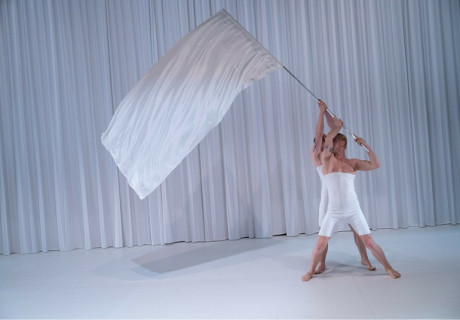 Lorbeer – Schauspiel Stuttgart – Enis Macis Stück über radikale Veränderung von Franz-Xaver Mayr inszeniert Überschrift 