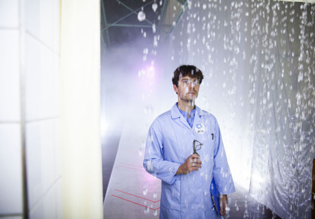 Wenn der Regen kommt – HAU Berlin – Eine immersive Klimakrisen-Dystopie von machina eX