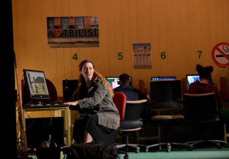 Médée – Salzburger Festspiele – Simon Stone erzählt Luigi Cherubinis Medea-Oper als bürgerliche Ehe- und Asyltragödie