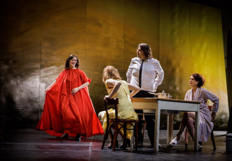 Mein Gott, Herr Pfarrer! – Volksbühne Berlin – René Pollesch und Volksbühnen-Heimkehrerin Sophie Rois untersuchen den Katholizismus