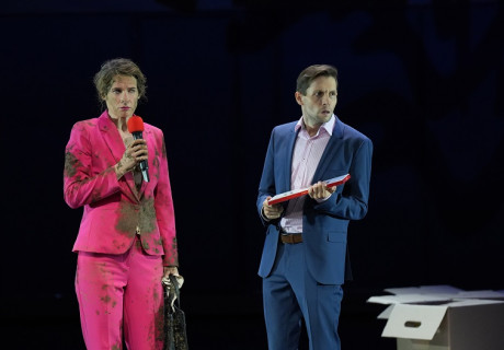 Das Ministerium – Staatstheater Wiesbaden – Clemens Bechtel und David Gieselmann holen kulturpolitischen Zoff realsatirisch auf die Bühne