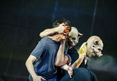 Mit der Faust in die Welt schlagen – Staatsschauspiel Dresden – Liesbeth Coltof erzählt mit Lukas Rietzschels Roman die schwer aushaltbare Geschichte einer Rechtsradikalisierung