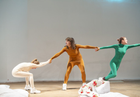 Mütter – Am Kosmostheater Wien problematisiert Milena Michalek die gesellschaftlichen Ansprüche an Frauen 