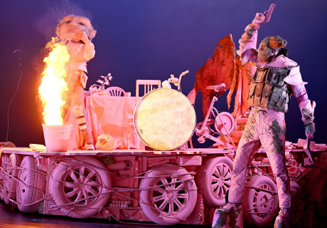 Nathan der Weise – Staatsschauspiel Dresden – Hermann Schmidt-Rahmer spottet über die Versöhnungsaussichten der Weltreligionen in Lessings Toleranzstück