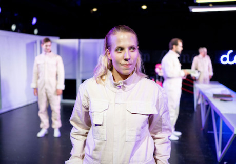 Der NSU-Prozess. Die Protokolle – Staatstheater Kassel – Janis Knorr spitzt die Protokolle auf die Kasseler Situation nach dem Mord an Regierungspräsident Walter Lübke zu