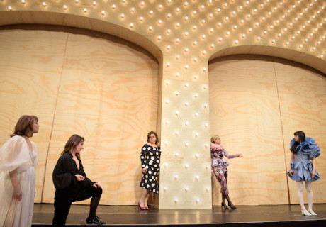 Probleme Probleme Probleme – Deutsches Schauspielhaus Hamburg – René Polleschs Bilder-, Video- und assoziationsreicher neuer Abend