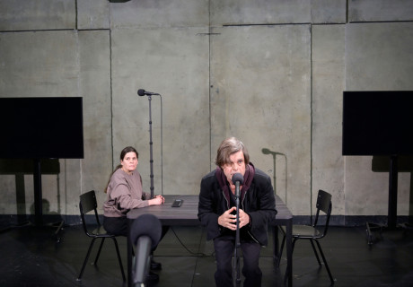 Protec / Attac – Deutsches Schauspielhaus Hamburg – Das New Yorker Künstler:innenduo Julia Mounsey und Peter Mills Weiss erzählt von der Sehnsucht nach Ausstieg aus dem Psychostress