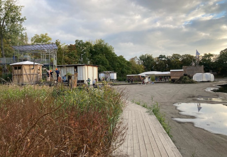 reEDOcate me! – Floating University Berlin – Ein postfossiler Themenpark von raumlaborberlin und les dramaturx