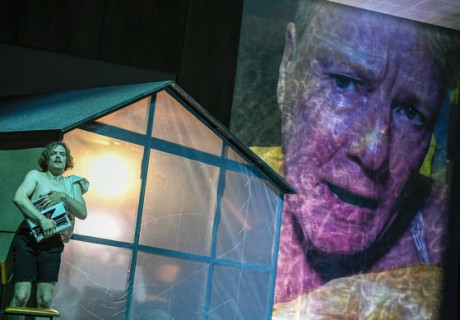 Die rechtschaffenen Mörder – Staatsschauspiel Dresden – Claudia Bauers Adaption von Ingo Schulzes Roman mit seiner eigensinnigen Hauptfigur Paulini