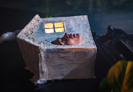 Rhapsody – Theaterhaus Jena – Die neue Leiterin Azeret Koua eröffnet ihre erste Spielzeit mit einem Albtraum 