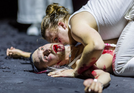 Romeo und Julia – Staatstheater Cottbus – Der neue Co-Schauspieldirektor Philipp Rosendahl inszeniert die berühmteste aller Liebesgeschichten reduziert und bildgewaltig