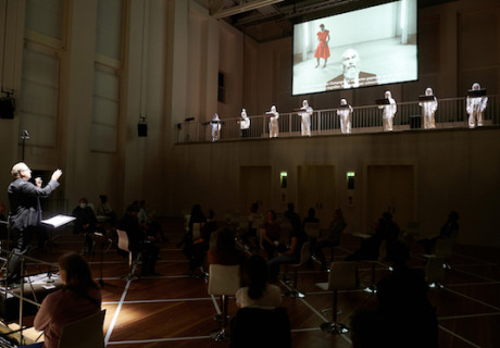 Schlachthof 5 – Dresden Hellerau – Maxim Didenko und Vladimir Rannev blasen Kurt Vonneguts Dresdner Antikriegsroman zum Multiplex-Musiktheater auf