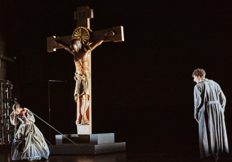 Schuld und Sühne – Schauspiel Stuttgart – Oliver Frljić entkernt den Dostojewski-Klassiker und findet wie nebenbei zu einer tagespolitischen Aussage