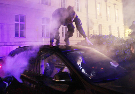 Schwarzer Block – Maxim Gorki Theater – Kevin Rittberger hat eine unbequeme Textfläche über Gewalt von Rechts geschrieben, Sebastian Nübling dafür eine druckvolle Form gefunden