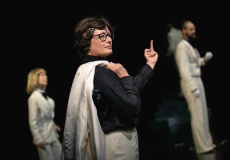 Sklaven leben – Meininger Staatstheater – Juliane Kann inszeniert Konstantin Küsperts Kampfansage an das System mit Vehemenz und Penetranz