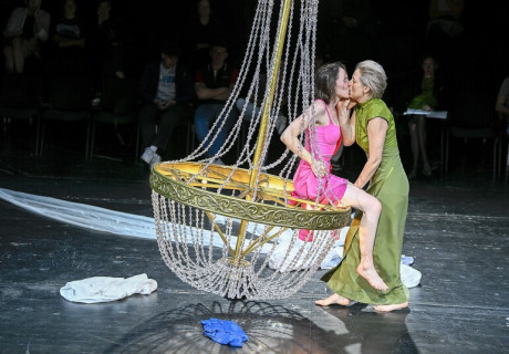 Sylvia und Sybille – Staatsschauspiel Dresden – Daniela Löffner inszeniert Christa Winsloes selten gespieltesStück