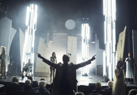 Trommeln in der Nacht – An den Münchner Kammerspielen reist Christopher Rüping mit Brecht in der Zeit