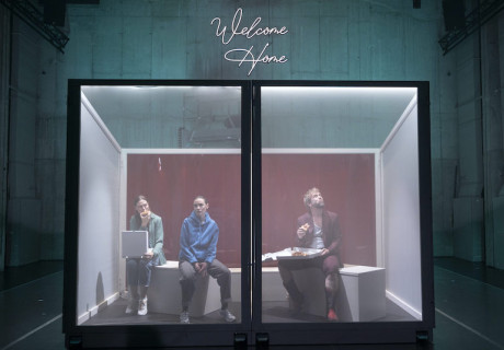 Ugly Lies the Bone – Staatstheater Augsburg – Alice Asper bringt Lindsey Ferrentinos Kriegsheimkehrerinnen-Drama auf die Bühne