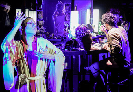 Ugly Duckling – Deutsches Theater Berlin – Bastian Kraft erzählt in einer Drag-Show Märchen von Hans Christian Andersen 