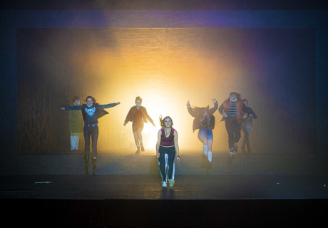 Umkämpfte Zone – Staatstheater Cottbus – Armin Petras bringt Ines Geipels Essay über die andauernden Abgründe des Ostens auf die Bühne