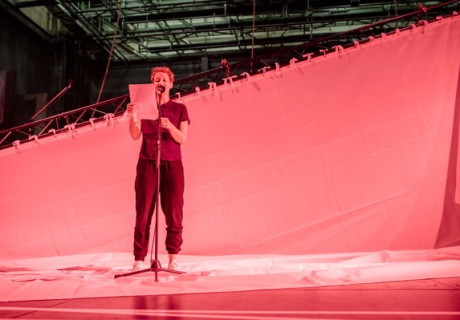 Und alle Tiere rufen: dieser Titel rettet die Welt auch nicht mehr – Kunstfest Weimar – Thomas Köck neues Stück hält ein Requiem auf die Auslöschung der Arten