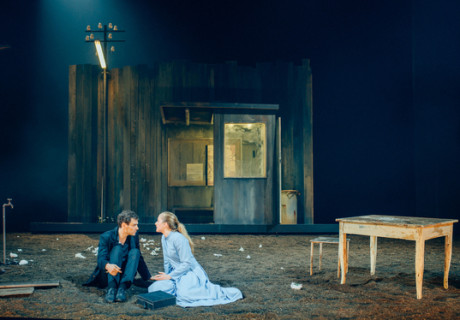 Urfaust – Deutsches Nationaltheater Weimar – Tobias Wellemeyer macht einen heimlichen 