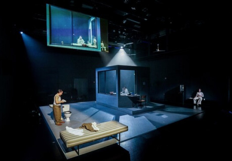 Verhaftung in Granada – Schauspiel Köln – Das autobiografische Buch von Doğan Akhanlı von Nuran David Calis für die Bühne adaptiert