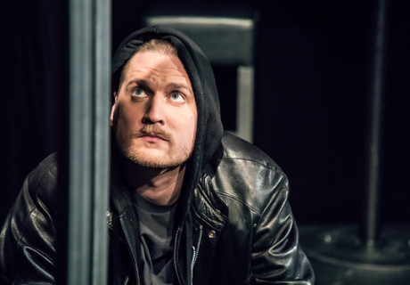 Wasted – Landestheater Detmold – Magz Barrawasser zeigt mit Kae Tempest die Dürftigkeit der Generation Ü30