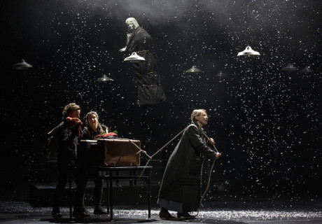 Wege übers Land – Theater Neubrandenburg / Neustrelitz – Der scheidende Schauspieldirektor Maik Priebe verabschiedet sich mit einem epischen Stoff