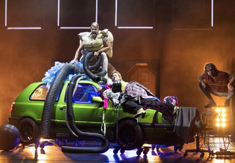 Unsere Welt neu denken – Schauspiel Bonn – Simon Solberg inszeniert Maja Göpels Veränderungs- und Zukunfts-Buch als furiose Agitprop-Show