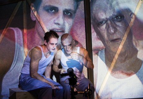 Wer hat meinen Vater umgebracht – Münchner Volkstheater – Philipp Arnold rückt der Titelfigur von Édouard Luis' Prosatext mit Mikro, Kamera und szenischem Aktionismus auf die Pelle