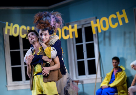 Die Leiden des jungen Werther – Nationaltheater Weimar – Zum 250. Jubiläum des Klassikers feiert Swaantje Lena Kleff mit dem Ensemble eine große Party und legt charmant auch Problematisches offen