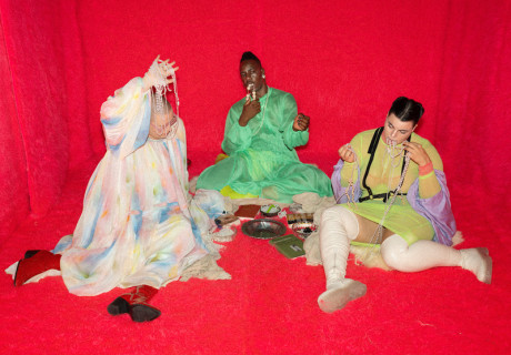 White Flag – Theater Neumarkt, Zürich – Benny Claessens reißt mit seinen Performer:innen prä-apokalyptisch die Hütte ab