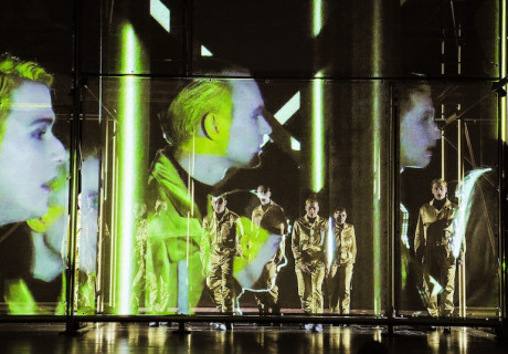 Wolokolamsker Chaussee I bis V – Staatsschauspiel Dresden – Josua Rösing huldigt mit Leipziger Schauspielstudierenden Heiner Müllers 