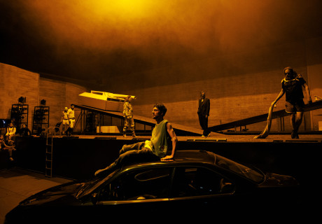 Woyzeck – Badisches Staatstheater Karlsruhe – Mizgin Bilmen setzt Büchners Antihelden unter Dauerdruck