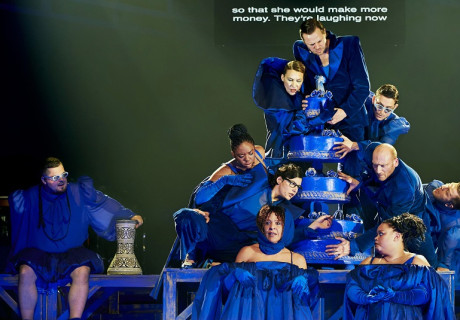 Yaras Hochzeit – Schauspiel Hannover – Guy Weizman inszeniert einen Abend über (rassistische) Gewalt und die Sehnsucht nach Gemeinsamkeit als wilden Ritt durch Zeiten und Sprachen