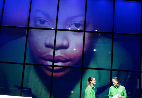 Die Ärztin – Schauspiel Hannover – Stefan Pucher überrumpelt mit Robert Ickes Schnitzler-Überschreibung das Publikum