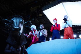 Schnee Weiss – In der Uraufführung am Schauspiel Köln lädt Stefan Bachmann zur Rutschpartie mit Elfriede Jelinek