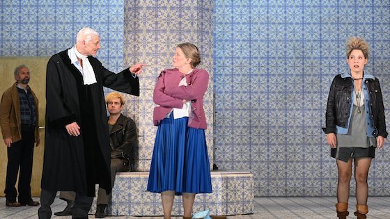 Der zerbrochne Krug – Theater Baden-Baden – Nicola May zeigt in Heinrich von Kleists Lustspiel pralle Komödienkunst von beklemmender Aktualität