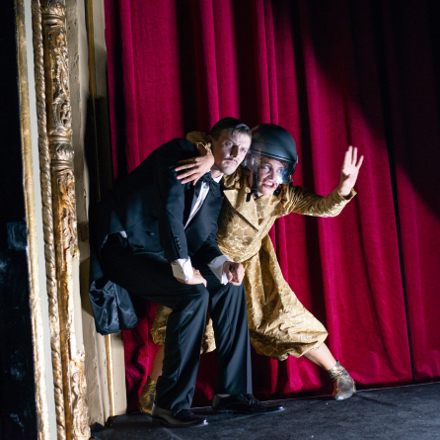 Felix Krull – Berliner Ensemble – Alexander Eisenach eröffnet die BE-Saison mit Theater-Theater-Mätzchen frei nach Thomas Mann