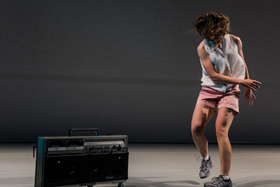 Tanz im August – Berlin – Der diesjährige internationale Showcase wagt sich in Randbereiche des modernen Tanzes. Ein Zwischenbericht.