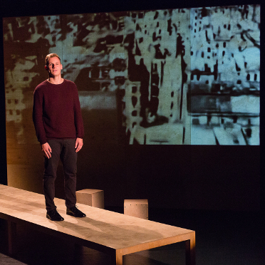 Der Illegale – Badische Landesbühne Bruchsal – Zu Originalmusik von Konstantin Wecker collagiert Carsten Ramm das Werk des Dichters und Antifaschisten Günther Weisenborn 