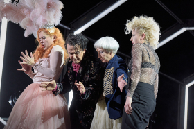 Geschlossene Gesellschaft – Schauspiel Frankfurt – Johanna Wehner modelliert Jean Paul Sartres Klassiker neu