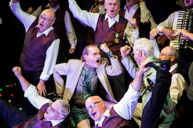 Kasimir und Karoline – Theater Freiburg – Christina Tscharyiski befragt Horváths Klassiker nach dem Tauschwert der Liebe  