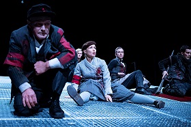 Die Tage der Commune – Theater Konstanz – Johanna Schall inszeniert nach ihrem Großvater Bertolt Brecht die Geschichte eines historischen Scheiterns